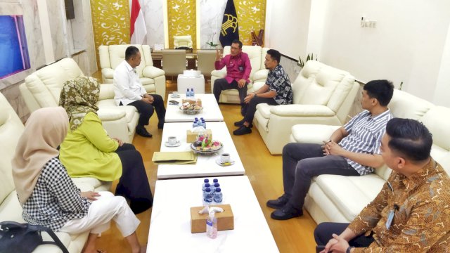 Kakanwil Kemenkumham Sulawesi Selatan Liberti Sitinjak saat menerima jajaran pengurus INI Pengwil Sulsel yang dipimpin Ketua INI Pengwil Sulsel Abdul Muis di Ruang Kerja Kakanwil Kemenkumham Sulsel, kemarin. (Dok. Humas Kanwil Kemenkumham Sulsel)