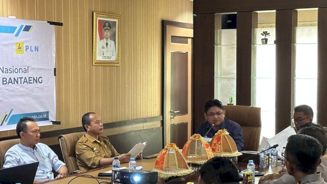 Jajaran PT PLN (Persero) UIP Sulawesi melalui UPP Sulawesi Selatan saat melakukan sosialisasi terkait rencana pembangunan SUTT 150 kV Punagaya – Bantaeng. (Dok. Humas UIP Sulawesi)