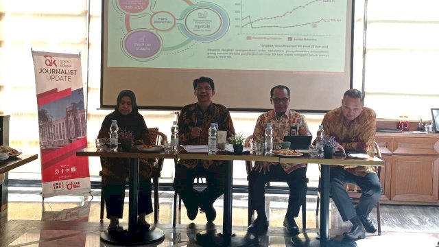 Kepala OJK Regional 6 Sulawesi, Maluku, dan Papua Darwisman (kedua kiri) saat menjelaskan kondisi jasa keuangan di Sulawesi Selatan, kemarin. (Dok. Humas OJK Regional 6)