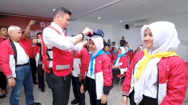 Ketua Palang Merah Indonesia (PMI) Sulawesi Selatan Adnan Purichta Ichsan saat melepas Kontingen Sulawesi Selatan yang akan mengikuti Jumbara Nasional di Kota Lampung, sejak 2 hingga 10 Juli 2023 mendatang. (Dok. Humas Gowa)
