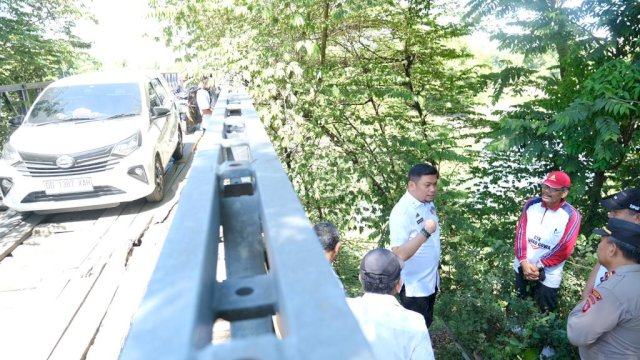 Bupati Gowa Adnan Purichta Ichsan didampingi Kepala Dinas PUPR Kabupaten Gowa, Rusdi Alimuddin, dan Kepala BPKD Abd Karim Dania saat meninjau kondisi Jembatan Jenelata, Kecamatan Manuju, kemarin. (Dok. Humas Gowa)