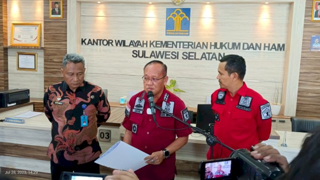 Kadivim Kanwil Kemenkumham Sulawesi Selatan Jaya Saputra didampingi oleh Kabid Inteldakim Maryana dan Kakanim Kelas I TPI Makassar Agus Winarto saat melakukan konfrensi pers di Loby Kanwil Kemenkumham Sulsel, kemarin. (Dok. Humas Kanwil Kemenkumham Sulsel)
