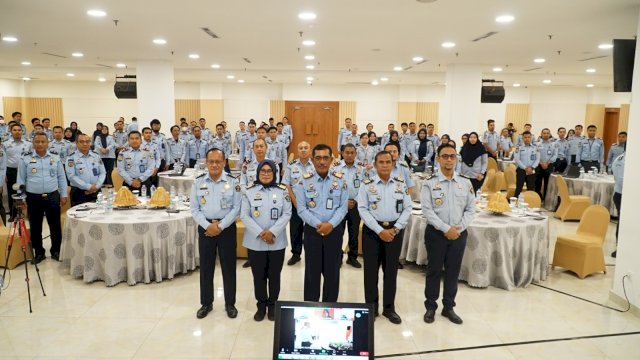 Kakanwil Kemenkumham Sulsel Liberti Sitinjak didampingi para pimpinan tinggi dan puluhan perserta dari berbagai satuan kerja saat hadir pada Pra Rekonsiliasi Data Laporan Keuangan dan Pemutahiran Data Barang Milik Negara (BMN) Semester I Tahun Anggaran 2023, di Hotel Claro Makassar, Senin (03/07). (Dok. Humas Kanwil Kemenkumham Sulsel)
