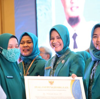 PKK Gowa Terima Penghargaan Penggerak Pemberdayaan dan Peningkatan Kesejahteraan Masyarakat