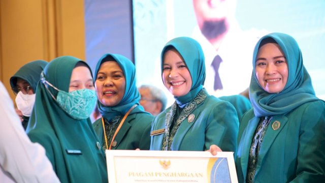 Ketua TP PKK Kabupaten Gowa Priska Paramita Adnan usai saat menerima penghargaan dari Ketua TP PKK Provinsi Sulawesi Selatan Naoemi Octarina pada Puncak Peringatan HKG PKK Ke-51 Tahun, Tingkat Provinsi Sulawesi Selatan, di Ballroom Myko Hotel, Makassar, kemarin. (Dok. Humas Gowa)