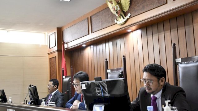KPPU kembali memberikan sanksi dengan senilai Rp28 miliar kepada tiga perusahaan yang melanggar pada kasus persekongkolan tender revitalisasi pada putusan Sidang Majelis Komisi, di Kantor Pusat KPPU Jakarta, kemarin. (Dok. Humas KPPU)
