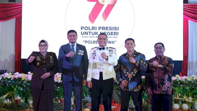 Bupati Gowa Adnan Purichta Ichsan bersama jajaran Forkopimda Kabupaten Gowa saat menghadiri Malam Ramah Tamah Peringatan HUT Bhayangkara ke-77 Tingkat Polres Gowa, di Aula Rewako Polres Gowa, kemarin. (Dok. Humas Gowa)