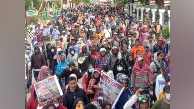 Ribuan masyarakat Buton Tengah menggelar aksi Demonstrasi menolak Tambang Batu Gamping. (Istimewa)