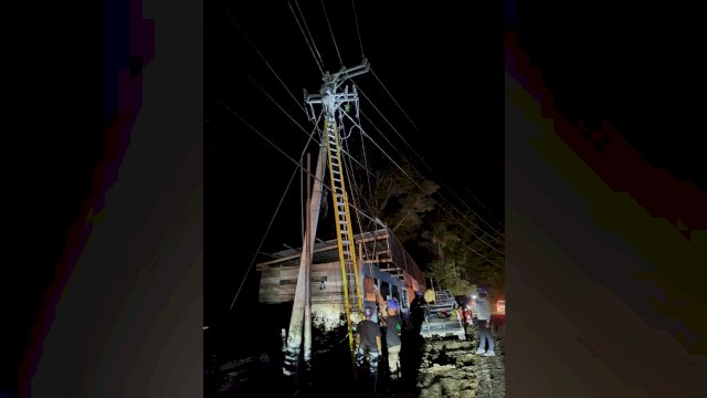 Hingga malam hari, tampak petugas PLN sedang memperbaiki konstruksi jaringan listrik yang terdampak cuaca ekstrem di Kabupaten Kolaka Timur, pada Jumat (07/07/2023). (Istimewa)