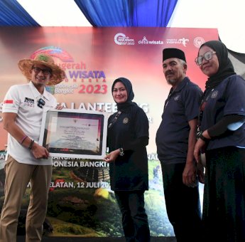 Indah Putri Indriani Terima Piagam Penghargaan dari Menparekraf Sandiaga Uno