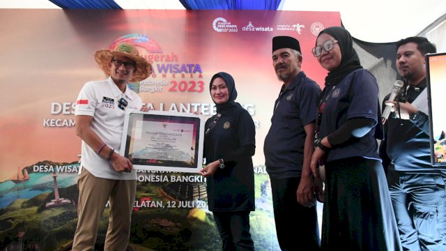 Menteri Pariwisata dan Ekonomi Kreatif Sandiaga Salahuddin Uno menyerahkan piagam penghargaan ADWI kepada Bupati Luwu Utara Indah Putri Indriani di Kawasan Wisata Lantebung Makassar. Rabu (12/09/2023)