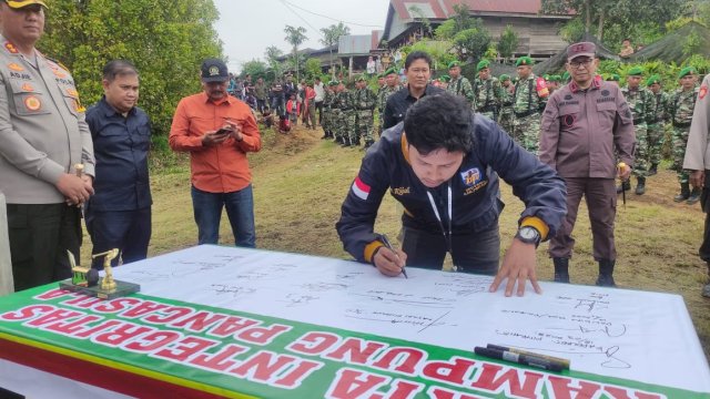 Ket : Pengurus DPD II KNPI Pinrang saat menandatangani Pataka Integritas Kampung Pancasila