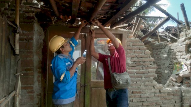 Tim PLN (Persero) saat bergerak cepat melakukan pemulihan sistem kelistrikan pascagempa di Bantul, Provinsi Daerah Istimewa Yogyakarta (DIY) yang terjadi pada 30 Juni 2023 lalu. (Dok. Humas PLN UIP Sulawesi)