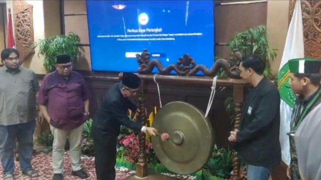 Bupati Kutai Timur Ardiansyah Sulaiman, memukul Gong pembukaan Rapat Pimpinan KAMMI Kalitamantan Utara, Sabtu (01/07/2023). (Istimewa)