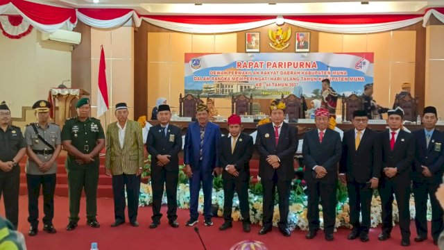 DPRD dan Pemerintah Kabupaten Muna mengadakan foto bersama usai pelaksanaan Rapat Paripurna HUT Muna ke- 64, di Aula utama Gedung DPRD Muna, Senin (03/07/2023). (Foto: Rustam / Republiknews.co.id)