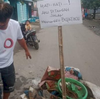 Sampah Tak Diangkut, Warga Sinjai Protes – Buang Sampah di Tengah Jalan