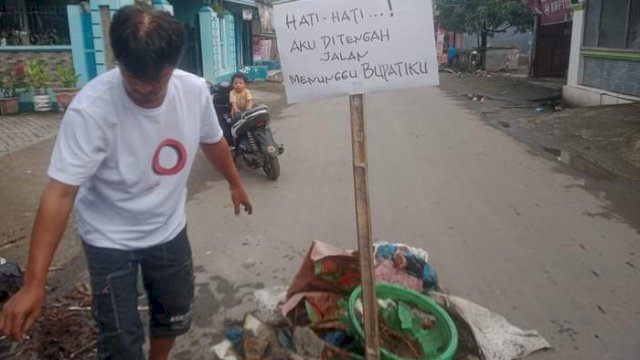 Aksi protes warga Jalan Sunu, Kecamatan Sinjai Utara saat membuang sampah di tengah Jalan, Selasa (04/07/2023). (Foto: Asrianto / Republiknews.co.id)