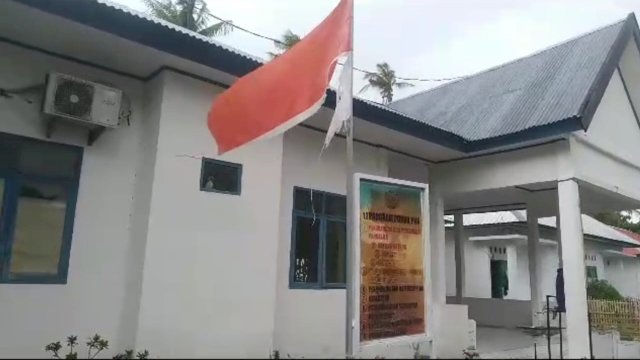 Bendera yang sobek terlihat berkibar di salah satu kantor Desa di Kabupaten Kepulauan Selayar. (Istimewa)