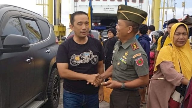 Dandim Selayar Letkol Inf Nanang Agung Wibowo menyambut kedatangan Brigjen TNI Nefra Firdaus di Pelabuhan Ferry Pamatata, Selasa (04/07/2023). (Istimewa)