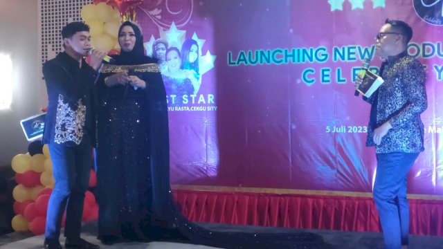 Owner Celebrity Perfume Djumrana DS (tengah) saat menjelaskan terkait produk parfum terbarunya di sela-sela perayaan Anniversary Celebrity Parfume ke-2 Tahun, di Samudra Ballroom, Hotel Aerotel Smile Makassar, Jalan Somba Opu, Kecamatan Ujung Pandang, Rabu (05/07) malam kemarin. (Istimewa)