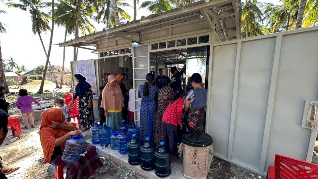 Warga Pulau Karumpa mengantri untuk mengambil air minum di Outlet Air Siap Minum yang diberikan oleh Gubernur Sulsel Andi Sudirman Sulaiman. (Istimewa)