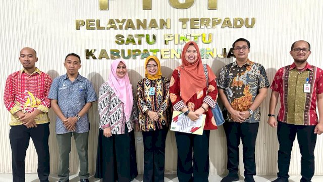 Tim Kanwil Kemenkumham Sulsel saat melakukan kunjungan di DPM-PTSP Kabupaten Sinjai dalam rangka membahas terkait menghadirkan layanan KI bagi masyarakat, di Kantor DPM-PTSP Kabupaten Sinjai, kemarin. (Dok. Humas Kanwil Kemenkumham Sulsel)