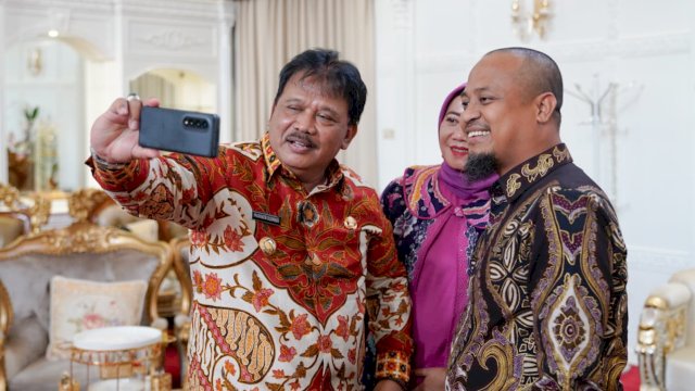 Bupati Nganjuk Marhaen Djumadi, berswafoto dengan Gubernur Sulsel Andi Sudirman Sulaiman. (Istimewa)
