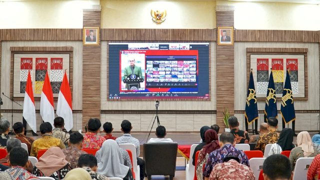 Wakil Menteri Hukum dan HAM Edward Omar Sharif Hiariej sata membuka Hari Dharma Karyadhika (HDKD) ke- 78 secara daring, Jumat (07/07). (Dok. Humas Kanwil Kemenkumham Sulsel)