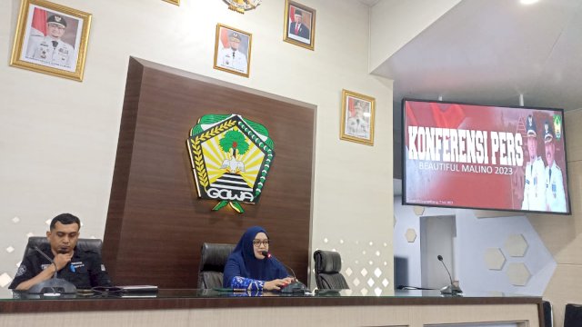 Kepala Dinas Pariwisata dan Kebudayaan (Disparbud) Kabupaten Gowa Tenriwati Tahri bersama Chief Exrcutive Officer (CEO) Slemmersindo Makassar Muh Subhan Jaya saat memberikan keterangan pada Konferensi Pers Beautiful Malino 2023 di Baruga Karaeng Pattingalloang, Kantor Bupati Gowa, Jumat (07/07). (Chaerani/Republiknews.co.i)