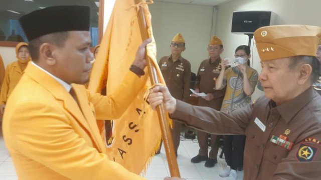 Ketua Umum DPP LVRI&nbsp;Letjen TNI (Purn) HBL Mantiri melantik Rektor UKDM Mulyadin Abdullah, di Kantor DPP LVRI, Jakarta, Jum'at (07/07/2023). (Istimewa)