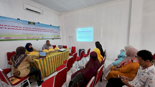 Tim Kanwil Kemenkumham Sulawesi Selatan melakukan sosialisasi dan pendampingan terhadap proses pendaftaran perseroan perorangan di Kabupaten Wajo, kemarin. (Dok. Humas Kanwil Kemenkumham Sulsel)
