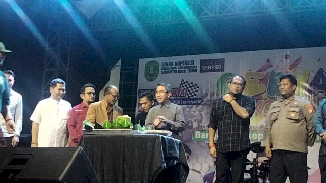 Pembukaan Bazar Promosi UMKM berlangsung di Halaman Heliped Kantor Bupati Kutim, Jumat (07/07/2023) malam.