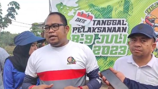 Wakil Bupati Kutim, Kasmidi Bulang, memberikan keterangan pers usai membuka Trail Game Championship Arkazac 3, Sabtu (08/07/2023). (Istimewa)