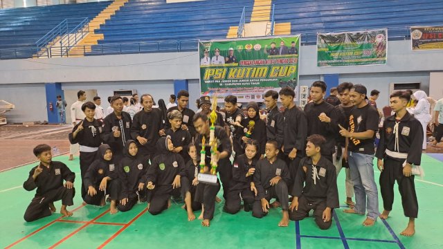 Perguruan Persaudaraan Setia Hati Terate saat memperlihatkan Tropi dan Medali yang diraih pada Kejurcab IPSI Kutai Timur Cup 2023. (Istimewa)