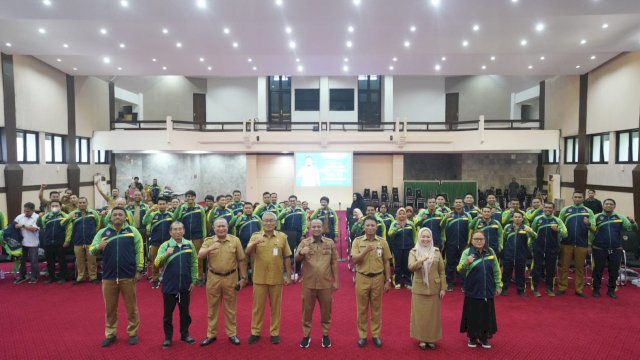 Gubernur Sulsel Andi Sudirman Sulaiman, melepas 83 atlet yang akan berlaga di Pornas XVI Korpri Tahun 2023, yang akan digelar di Semarang. (Istimewa)