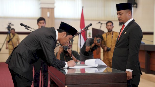 Gubernur Sulsel Andi Sudirman Sulaiman, saat melantik Andi Ihsan sebagai Kepala Biro Umum, Selasa (11/07/2023). (Istimewa)