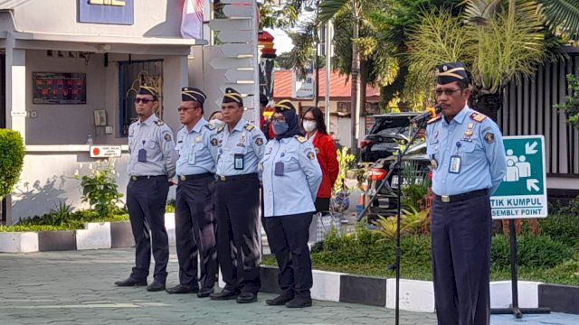 Kakanwil Kemenkumham Sulsel Liberti Sitinjak saat memberikan arahan di sela-sela Apel Pagi di Halaman Kanwil Kemenkumham Sulsel, kemarin. (Dok. Kanwil Kemenkumham Sulsel)
