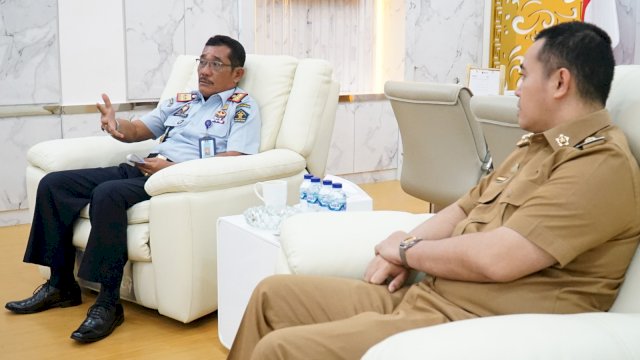 Kakanwil Kemenkumham Sulsel Liberti Sitinjak saat menerima Bupati Kabupaten Pangkajene dan Kepulauan Muhammad Yusran Lalogau beserta jajarannya di Ruang Kerja Kakanwil Kemenkumham Sulsel, Selasa, (11/07). (Dok. Humas Kanwil Kemenkumham Sulsel)