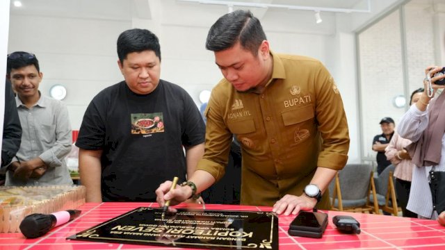Bupati Gowa Adnan Purichta Ichsan saat menandatangani prasasti peresmian Outlet Kopiteori Cabang Gowa di Jalan Sultan Hasanuddin, Selasa (11/07). (Dok. Humas Gowa)