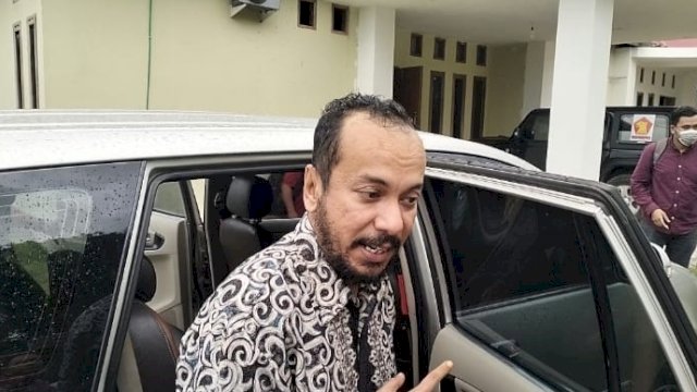 Salah satu dari Tim Penyidik KPK saat mendatangi rumah La Ode Gomberto, Selasa (11/07/2023). (Foto: Rustam / Republiknews.co.id)