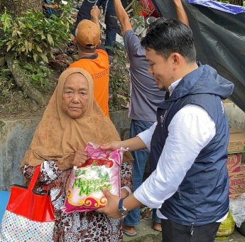 Abdul Ahad Syahrir Bantu Warga Korban Kebakaran di Soreang, Berikan Paket Sembako