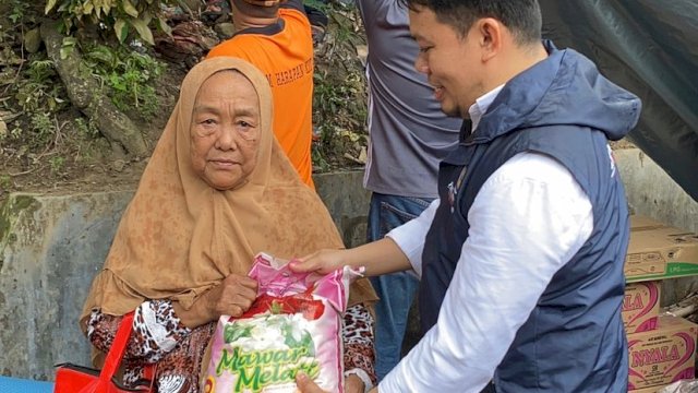 Ket : Kader NasDem Parepare, Abdul Ahad Syahrir membantu korban kebakaran di Soreang (istimewa)