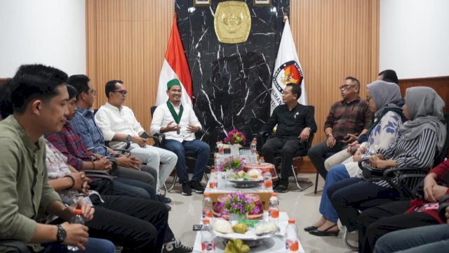 Ketua KPUD Sulsel, Hasbullah, saat menerima Audiensi Badko HMI Sulselbar, Selasa (11/07/2023). (Istimewa)