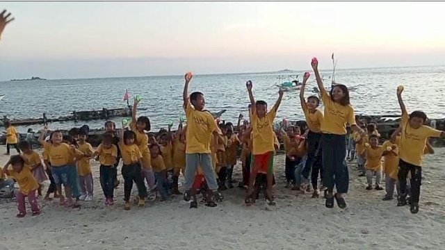 Siswa dan siswi SDN 33 Pulau Sanane antusias mengikuti program literasi PLN Peduli. (Istimewa)