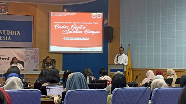 Direktur Pencegahan Badan Nasional Penanggulangan Terorisme (BNPT) RI Prof. Irfan Idris saat memberikan sambutan pada Pembukaan Perempuan Teladan, Optimis dan Produktif (TOP) Cerdas Digital Satukan Bangsa, di Ruang Senat Universitas Hasanuddin, Gedung Rektorat Lantai II Unhas, Selasa, (12/07/2023). (Chaerani/Republiknews.co.id)