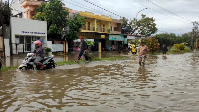 Jalan Jenderal Sudirman, Kecamatan Sinjai Utara, Kabupaten Sinjai saat Terendam Banjir.