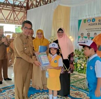 Dampingi Bupati, Kadisdikbud Kutim Tinjau Kegiatan Masa Pengenalan Lingkungan Sekolah
