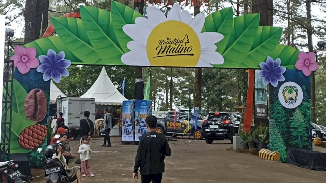 Suasana Hutan Pinus Malino, di Kecamatan Tinggimoncong menjelang pembukaan Beautiful Malino 2023 dengan tema "Happiness", Jumat, (14/07). (Dok. Chaerani/Republiknews.co.id)