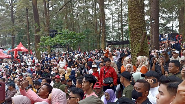 Ribuan pengunjung memadati Hutan Pinus Malino, di Kecamatan Tinggimoncong. Mereka hadir untuk memeriahkan pembukaan Beautiful Malino 2023, Jumat, (14/07/2023). (Dok. Chaerani/Republiknews.co.id)