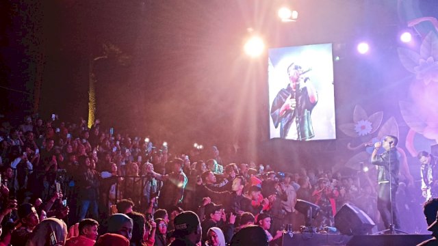 Penyanyi Judika saat tampil di Music and Fast Beautiful Malino 2023, di Hutan Pinus Malino, Kecamatan Tinggimoncong yang berhasil dipadati ribuan pengunjung, Jumat, (14/07/2023). (Dok. Chaerani/Republiknews.co.id)